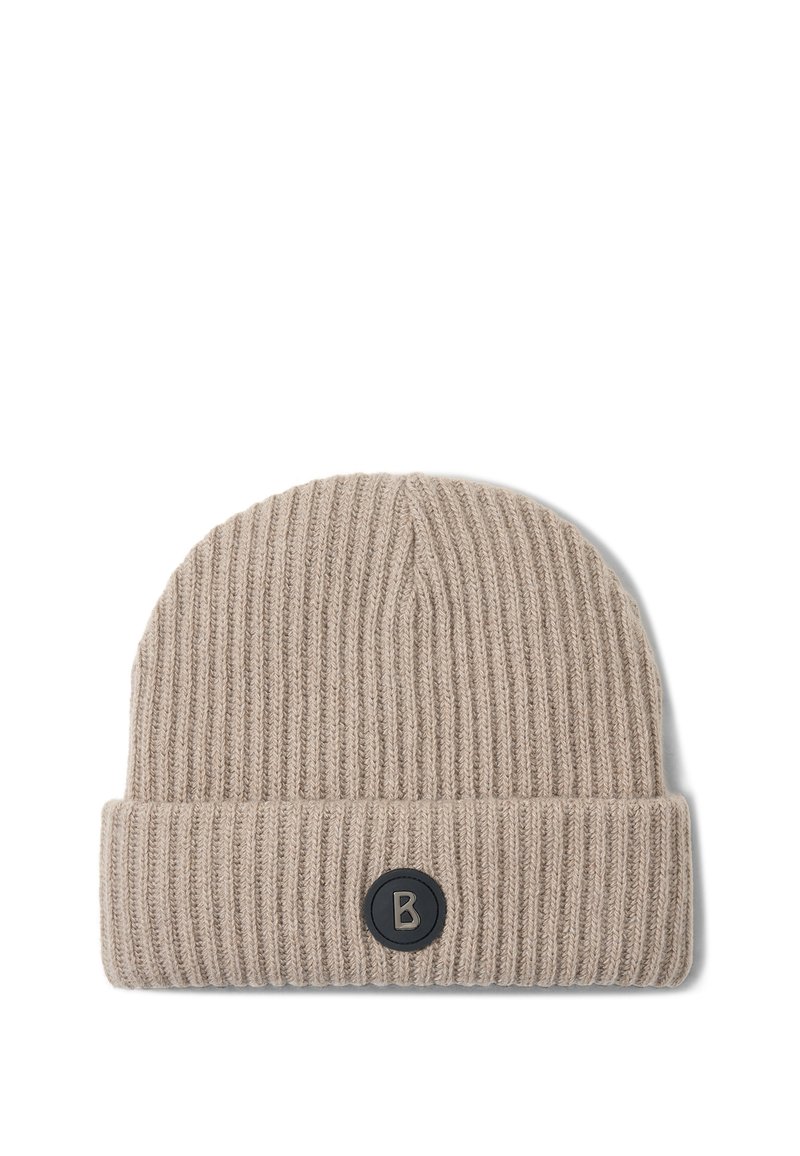 Beige ribstrikket hue med en foldet manchet og et sort cirkulært logo med bogstavet "B." Blød tekstur, cylindrisk form.