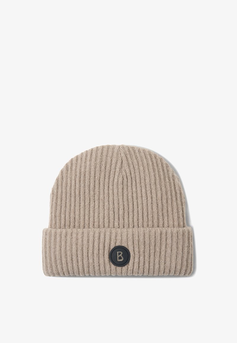 Beige ribstrikket hue med en foldet manchet og et sort cirkulært logo med bogstavet "B." Blød tekstur, cylindrisk form.