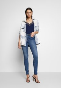 Vero Moda Tall VMTANYA PIPING - Jeans Skinny Fit - Medium Blue Denim Veb21n01b K11