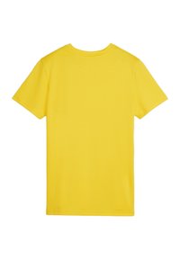 Geel T-shirt met korte mouwen en ronde hals, gemaakt van een gestructureerde stof. De achterkant toont een naadloos ontwerp zonder graphics of patronen.