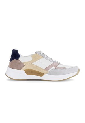 Low-top sneaker met witte zool, gemengde panelen van beige, grijs, roze en marineblauw suède, en witte veters, gezien vanaf de zijkant tegen een witte achtergrond.