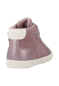 Sneaker alta da bambina in rosa polveroso con suola e tallone bianchi, colletto imbottito e dettagli cuciti, vista da dietro.