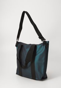 Umhängetasche aus glänzendem, türkisfarbenem synthetischem Material mit schwarzen Trägern und Beschlägen. Verfügt über ein geräumiges Design und robuste Nähte.