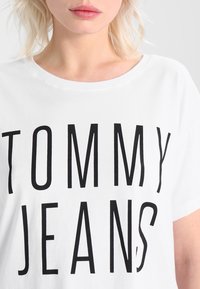 Tommy Jeans T-shirt med print - white