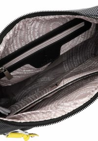 Borsa nera con zip e superficie testurizzata, con interno rosa chiaro foderato da motivi testuali ripetuti, numerosi scomparti e una linguetta gialla.