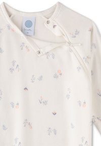 Weißes Kleidungsstück mit floralem Muster in hellblauen und pfirsichfarbenen Tönen, mit rundem Kragen, Druckknopfverschlüssen und einem weichen, texturierten Stoff.