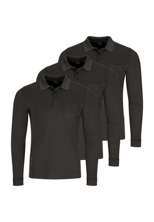 Drei identische dunkelgraue Langarm-Poloshirts mit Kragen und Brusttaschen, nebeneinander auf einem weißen Hintergrund angeordnet.