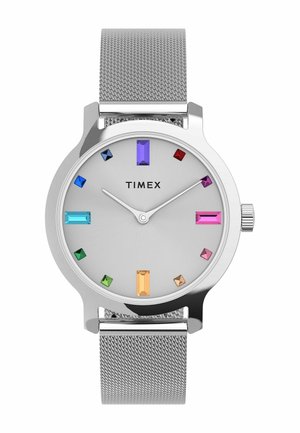 Stříbrné hodinky Timex s kovovým tahem a bílým ciferníkem s vícebarevnými obdélníkovými a čtvercovými indexy hodin bez čísel.