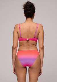 Bikini med rosa och lila gradient och en texturerad yta, med justerbara axelband och en metallspänne på baksidan. Hög midja design.