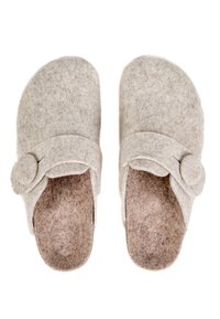 Sabots gris en forme arrondie, ornés d'un bouton sur le côté et d'une semelle intérieure douce et texturée.