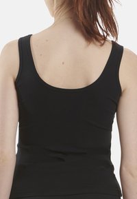 Czarny prążkowany top na ramiączkach z okrągłym dekoltem i szerokimi ramiączkami, prezentujący gładki, elastyczny materiał oraz dopasowaną sylwetkę.