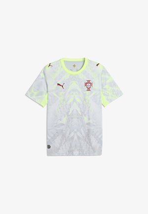 Camiseta de fútbol blanca y amarillo neón con patrones geométricos, logotipos granates de Puma y escudo del equipo nacional de Portugal en el pecho.