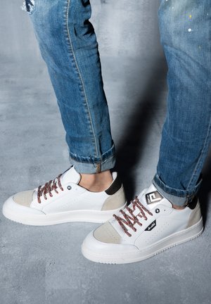 - Sneakersy niskie