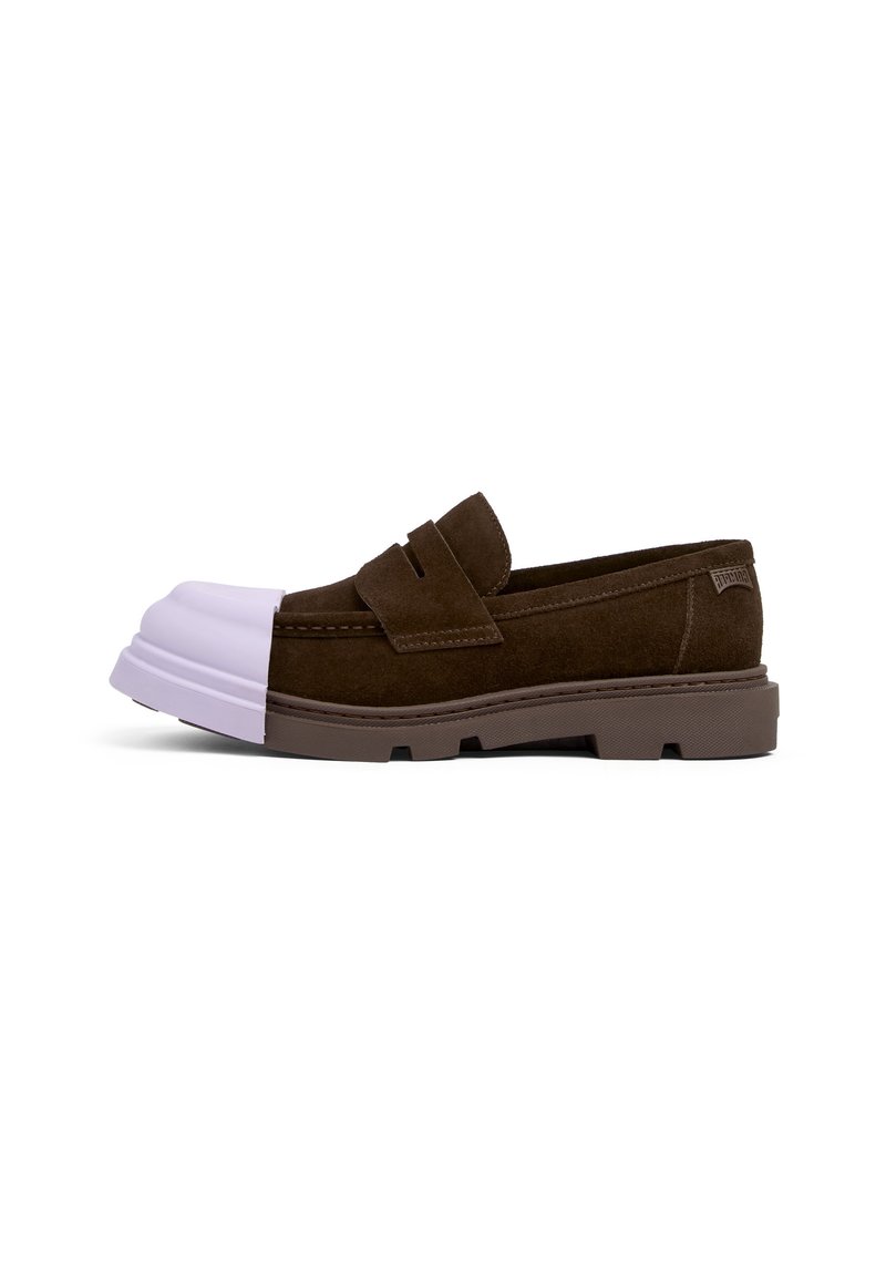 Brauner Wildleder-Pantoffel mit einer weißen Gummi-Zehenkappe, strukturierten Akzenten und einer dicken braunen Gummisohle mit Profildetails.