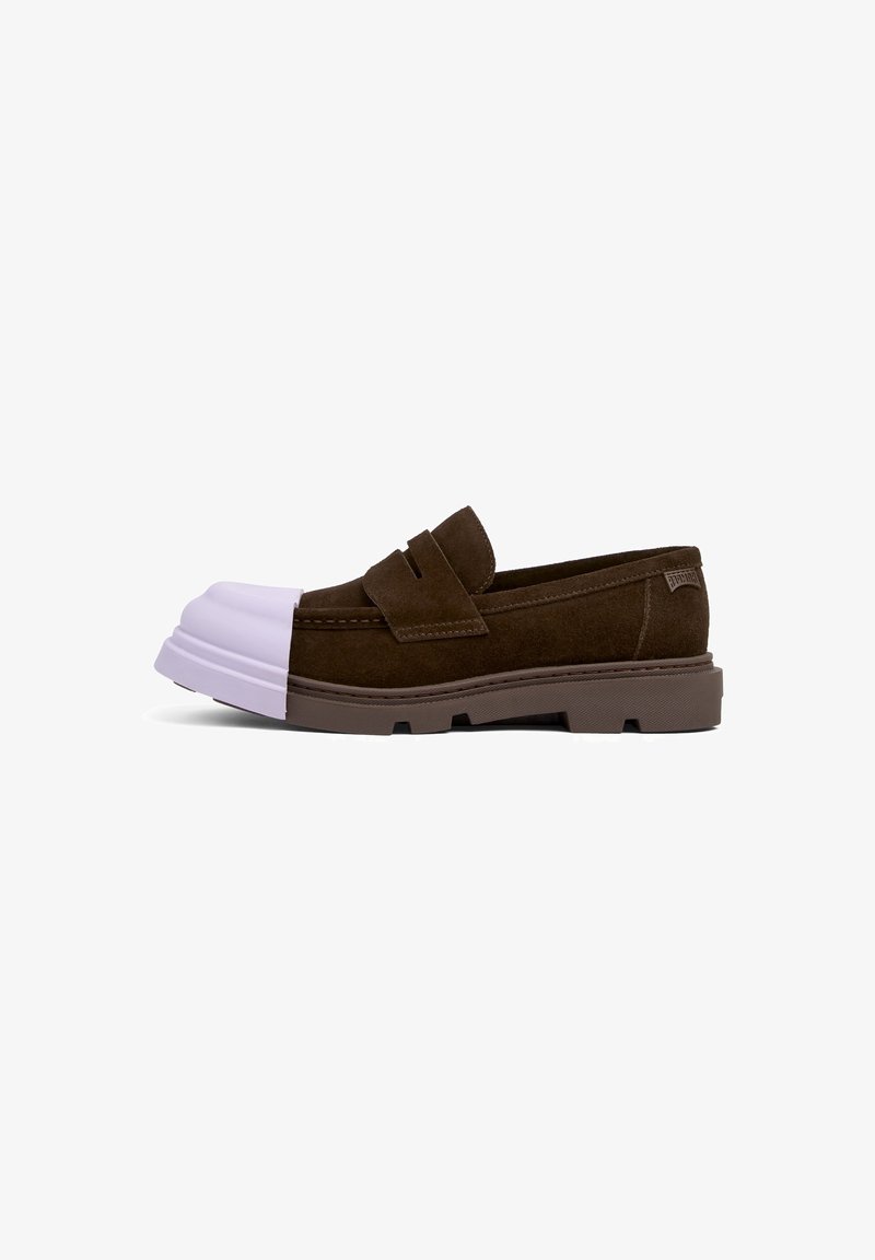Chaussure slip-on en daim marron avec un bout en caoutchouc blanc, des accents texturés et une épaisse semelle en caoutchouc marron avec des détails de relief.