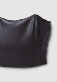 Borsa in pelle viola scuro con una texture liscia, caratterizzata da un design strutturato e bordi arrotondati, che mostra cuciture dettagliate sui lati.