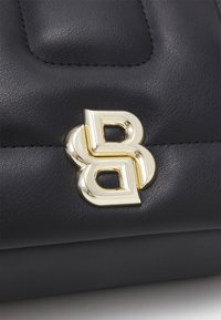 Černá kožená kabelka s textured povrch. Na přední straně se nachází logo dvojitého 'B' v zlatém odstínu, které zdůrazňuje identitu značky.