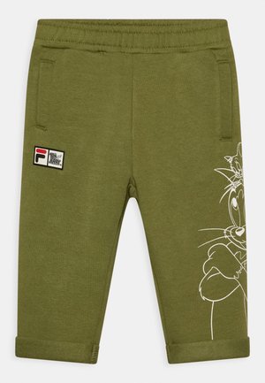 Oliwkowe spodnie dla małych dzieci z elastycznym pasem, kieszeniami bocznymi, małą naszywką z logo Fila i Tom & Jerry oraz białym konturem kota Toma na lewej nogawce.