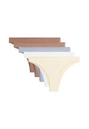 Nő, mauve színű pamut bikini stílusú fehérneműben, deréktól combközépig ábrázolva, semleges háttér előtt.