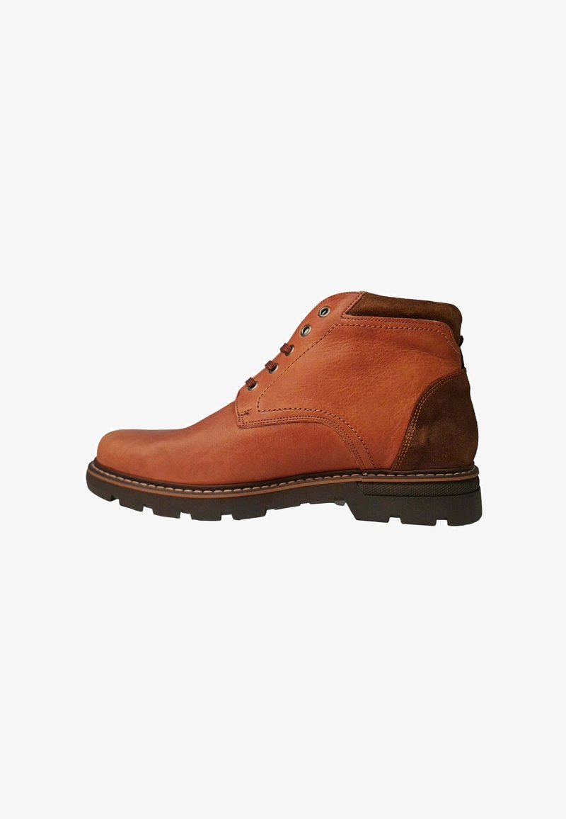 Braunes Leder-Ankle-Boot mit einer glatten Oberseite, Wildlederakzenten, Metallösen und einer robusten Gummisohle. Gestickte Details entlang der Kante.