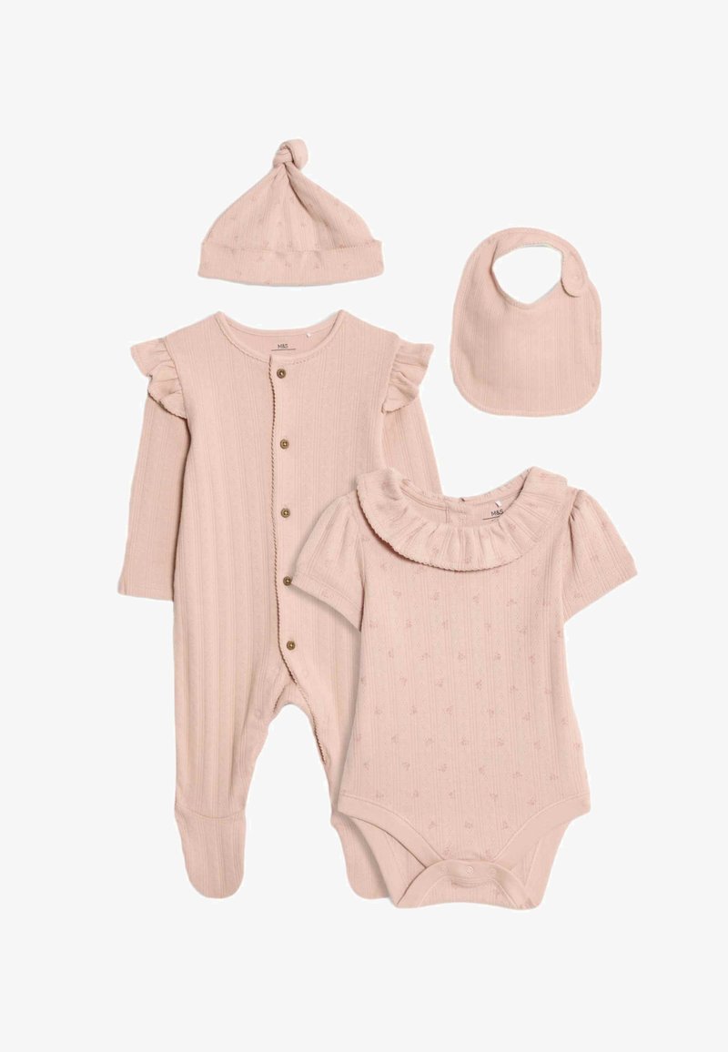 Vierteiliger Babykleidungsset aus weichem, strukturiertem hellpinkem Stoff. Enthält einen Body mit Rüschen, eine passende Mütze, ein Lätzchen und einen Kurzarmbody.