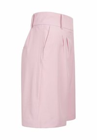 Gonna alta in vita di colore rosa chiaro, lunga fino al ginocchio, con passanti per cintura e tasche laterali, esposta su uno sfondo bianco.