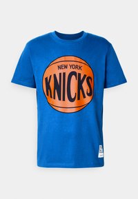 Niebieska bawełniana koszulka z krótkim rękawem z dużą pomarańczową grafiką koszykówki oraz napisem "NEW YORK KNICKS" w pogrubionej czarnej czcionce.