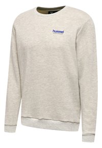 Lichtgrijze sweatshirt met lange mouwen, gebreide textuur, geribbelde manchetten en zoom, met een blauwe "hummel sportswear" logo op de borst.