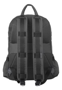 Sac à dos noir avec dos en maille rembourrée, sangles réglables et poches latérales ; design épuré avec une texture lisse et un branding subtil.