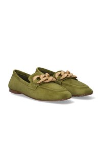 Las mocasines de ante verde presentan una suela plana y un lazo decorativo beige con acentos texturizados en la parte frontal. Diseño clásico de tipo slip-on.