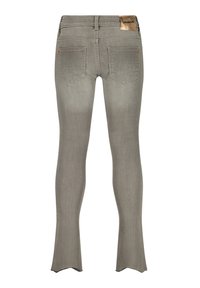Jeans de mezclilla gris con corte slim, con un dobladillo acampanado, dos bolsillos traseros y una etiqueta de cuero en la cintura.