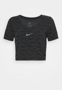 Svart kortärmad t-shirt med v-ringning och korta ärmar, med ett strukturerat vågmönster och en reflekterande Nike-logotyp på framsidan.