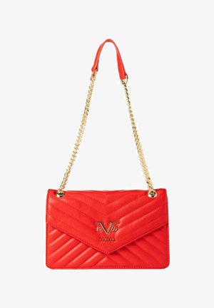 Sac à main en cuir rouge matelassé avec une chaîne dorée, rabat triangulaire et logo embossé. Présente un motif en chevron et une texture lisse.