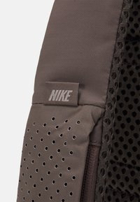 Nike Sportswear SPORTSWEAR ESSENTIALS - Bolsa de cintura - ironstone/black