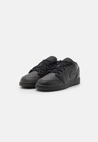Schwarze Ledersneaker mit durchlochten Zehen, runden Schnürsenkeln und Gummisohle. Verfügt über ein seitliches Logo und eine glatte Textur im gesamten Design.