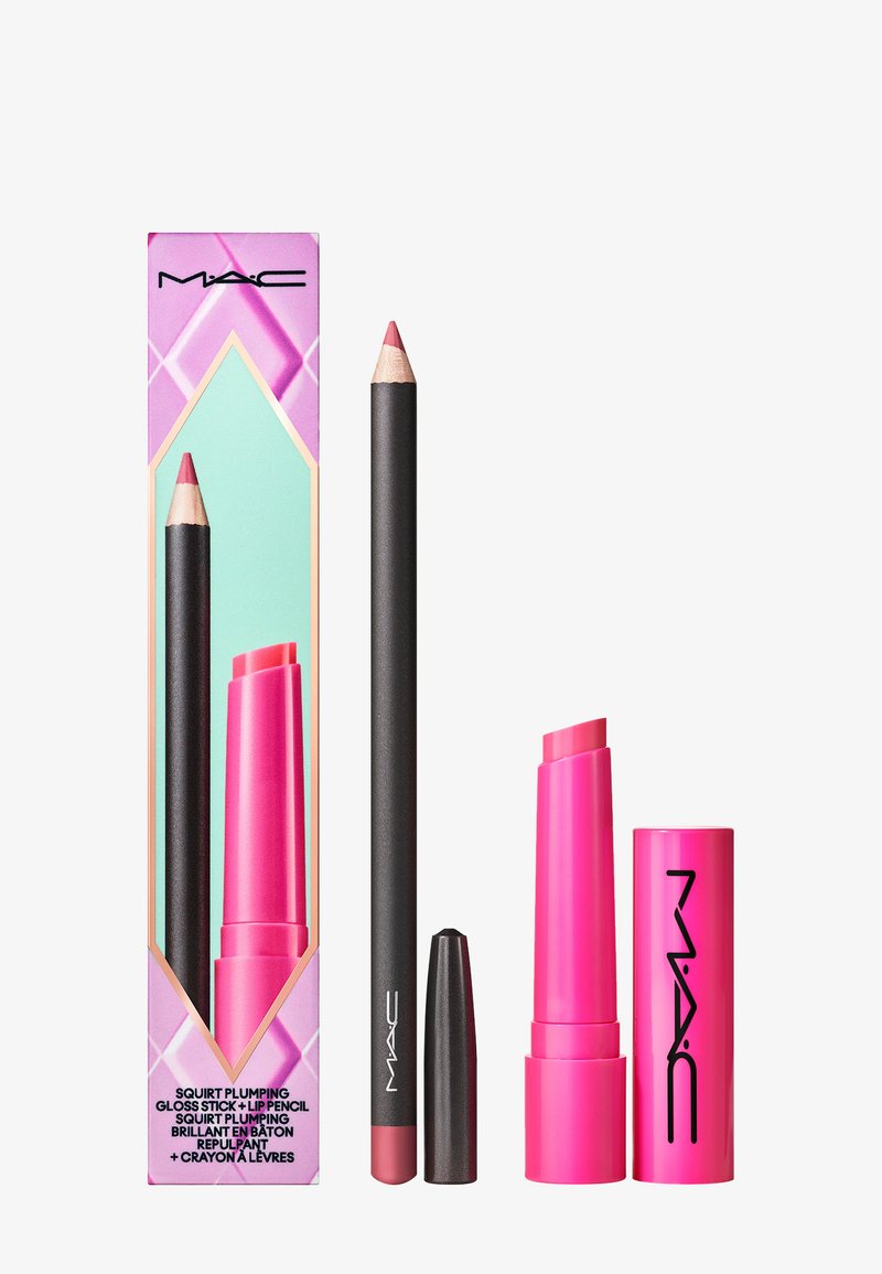 Gloss stick MAC Squirt Plumping et crayon à lèvres. Le gloss stick a un boîtier cylindrique rose ; le crayon est noir avec une pointe rose. La boîte présente un design géométrique.