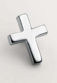 Cruz de metal plateado con una superficie lisa y brillante; cuenta con bordes redondeados y un diseño equilibrado y simétrico.