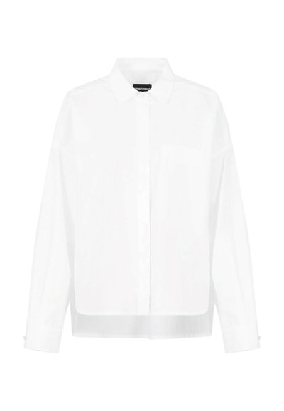Camicia bianca a maniche lunghe in tessuto leggero, con colletto classico, chiusura anteriore con bottoni e taschino singolo sul petto. Orlo dritto.