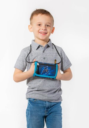 Malá modrá přes rameno taška se zipem, na které je černý design jezdce na motorce. Nosí ji dítě v šedém polo triku.