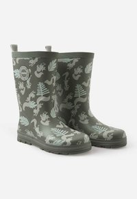 Bottes en caoutchouc vertes et étanches avec un motif de feuilles et d'animaux, semelle texturée, languettes de tirage en haut et un patch logo.