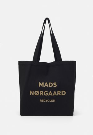 Czarna torba na ramię z długimi uchwytami, z nadrukiem "MADS NØRGAARD RECYCLED" w beżowym kolorze na środku przodu na białym tle.