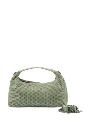 Grüne Handtasche aus strukturiertem Leder mit kurzem Griff und abnehmbarem Kettenriemen, der daneben auf einem weißen Hintergrund liegt.