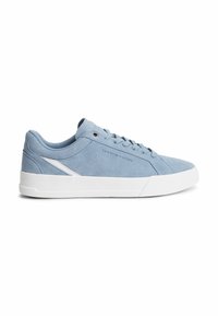 Sneaker in camoscio azzurro chiaro a taglio basso con suola bianca, chiusura con lacci e dettaglio a sottile striscia bianca vicino al tallone.