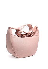 Borsa a tracolla in tessuto rosa con una forma morbida e arrotondata, caratterizzata da una spallina ampia e liscia e una superficie con una sottile texture.
