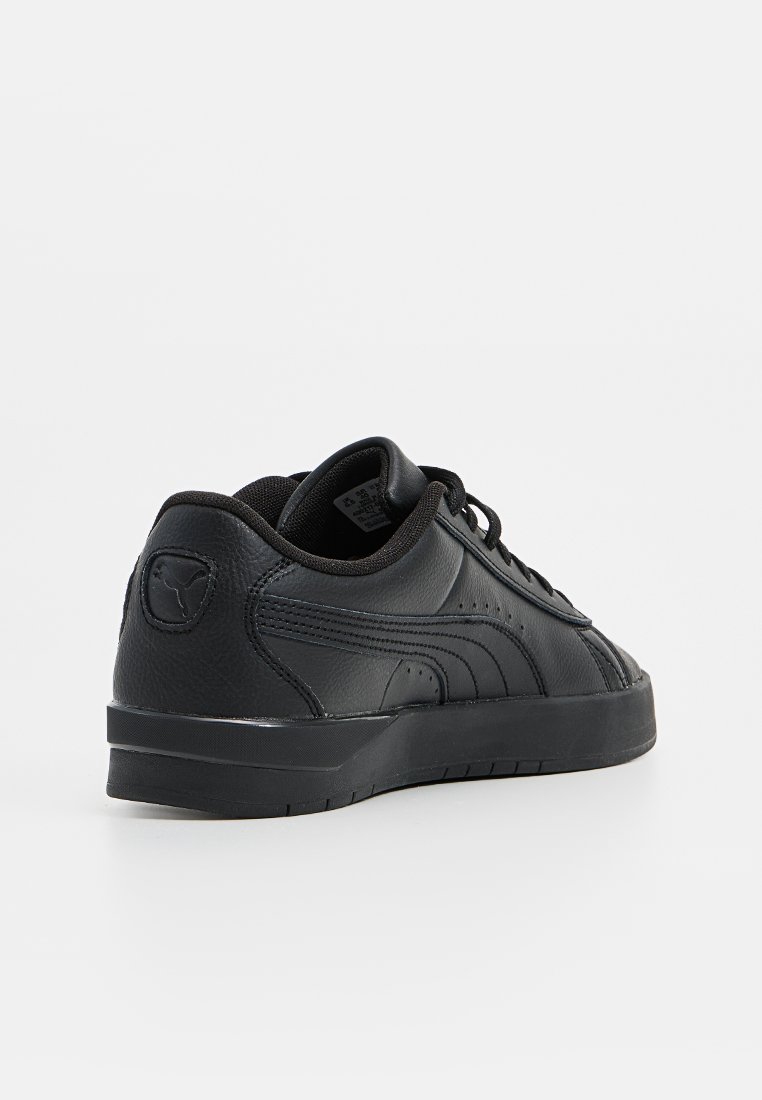 Schwarze Sneakers aus Leder mit glatter Textur, im Low-Top-Design, schwarzen Schnürsenkeln, durchbrochenen Details und einem Logo an der Ferse.