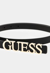 Czarny pasek z syntetycznej skóry z logo 'GUESS' w złotym odcieniu. Regulowany z wieloma otworami do dostosowania rozmiaru.
