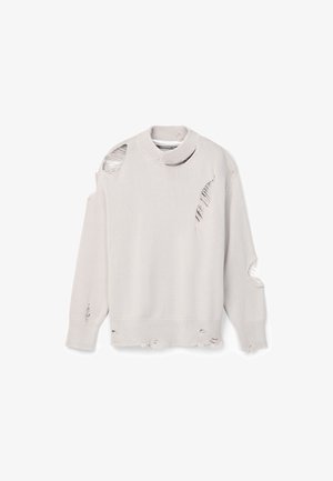Maglione lavorato a maglia grigio chiaro a maniche lunghe con molteplici strappi e lacerazioni intenzionali su spalle, maniche, petto e orlo.