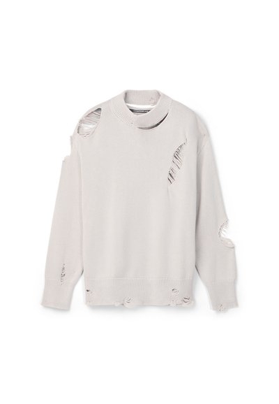 Jasnoszary dzianinowy sweter z długim rękawem, z wieloma celowymi przetarciami i rozdarciami na ramionach, rękawach, piersi i dole.