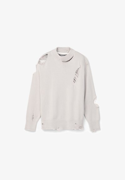 Jasnoszary dzianinowy sweter z długim rękawem, z wieloma celowymi przetarciami i rozdarciami na ramionach, rękawach, piersi i dole.