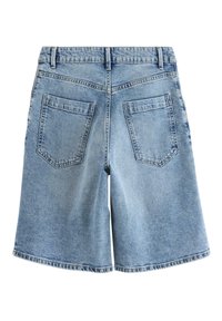 Pantaloncini di denim azzurro chiaro con due tasche posteriori, passanti per cintura e cuciture visibili lungo le cuciture e gli orli.